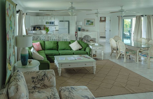Blossom Village Villa | ¡Aléjese de todo con unas relajantes vacaciones en las Islas Caimán!