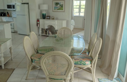Blossom Village Villa | ¡Aléjese de todo con unas relajantes vacaciones en las Islas Caimán!