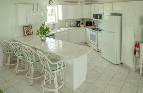 Blossom Village Villa | ¡Aléjese de todo con unas relajantes vacaciones en las Islas Caimán!