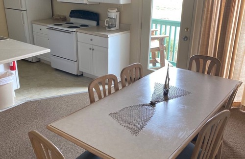 Freeport Condominio | Beachfront Two Bedroom Condo with a Pool/2 nights or 7 nights. Pet friendly!