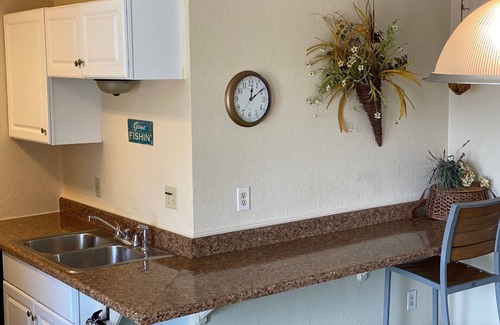 Freeport Condominio | Beachfront Two Bedroom Condo with a Pool/2 nights or 7 nights. Pet friendly!