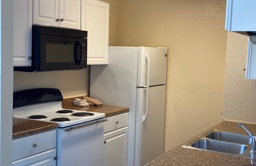 Freeport Condominio | Beachfront Two Bedroom Condo with a Pool/2 nights or 7 nights. Pet friendly!