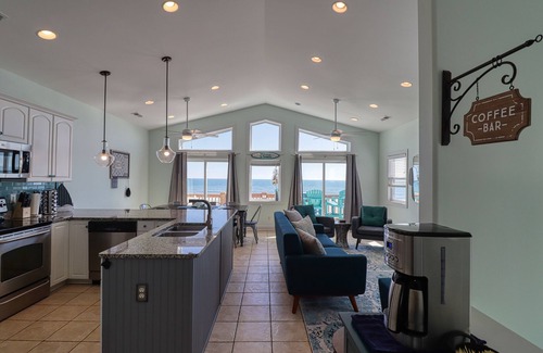 McCutcheon Field Casa | Beachfront! Hot Tub! Linens! Flexible Booking! Sleeps11! New Listing! Remodeled!