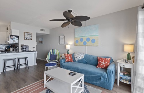 McCutcheon Field Condominio | Beachfront, Updated, Topsail Dunes "Shining Sea"