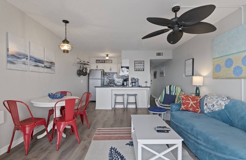McCutcheon Field Condominio | Beachfront, Updated, Topsail Dunes "Shining Sea"