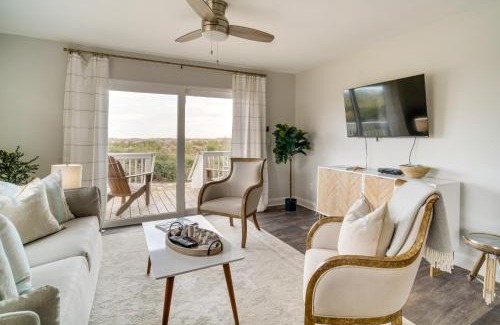 Beachwalk Apartamento | Beachfront Saint Helena Island Condo with Amenities!