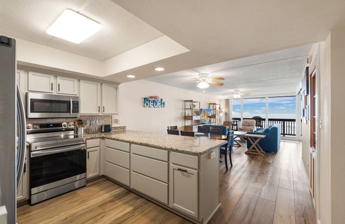 Port Aransas Condominio | Beachfront Views! Two Bedroom / Two Bath | Private Boardwalk to Beach, Resort Pool