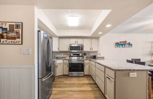 Port Aransas Condominio | Beachfront Views! Two Bedroom / Two Bath | Private Boardwalk to Beach, Resort Pool
