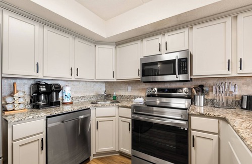 Port Aransas Condominio | Beachfront Views! Two Bedroom / Two Bath | Private Boardwalk to Beach, Resort Pool