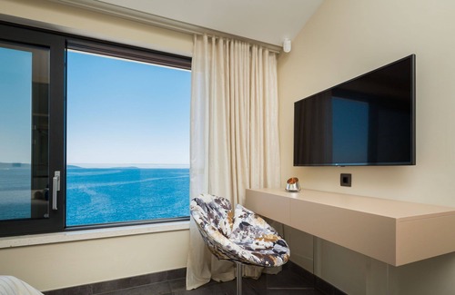 Okrug Gornji Villa | Beachfront Villa Azzurro With Pool