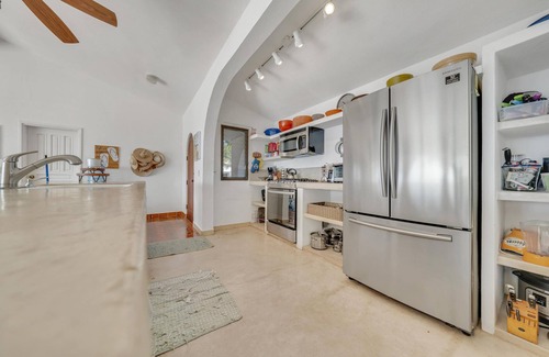 Zona centro Villa | Beachfront Villa + Casitas w/ pool. 6 BR