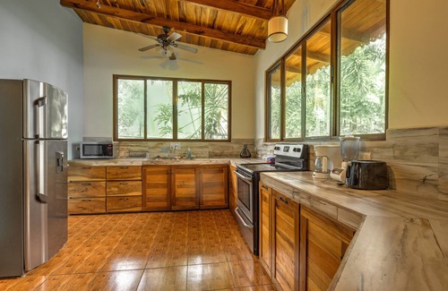 Puerto Viejo de Talamanca Chalet De Esquí | Villa Seabreeze con Aire, Piscina y FRENTE al Mar!