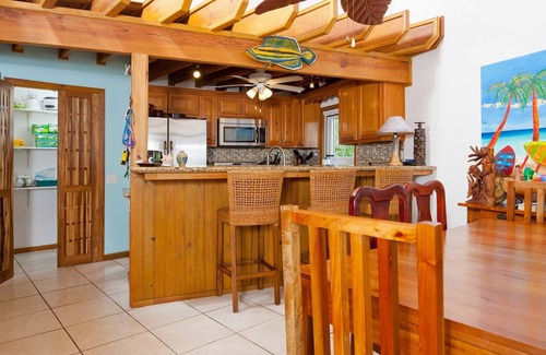 Antoneys Cay Casa | BEACHFRONT VILLA! Snorkel & explore the amazing reef! Experience Caribbean Life!