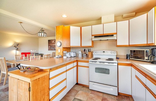 Copalis Beach Casa | Beachfront with loft & fireplace in Copalis Beach.