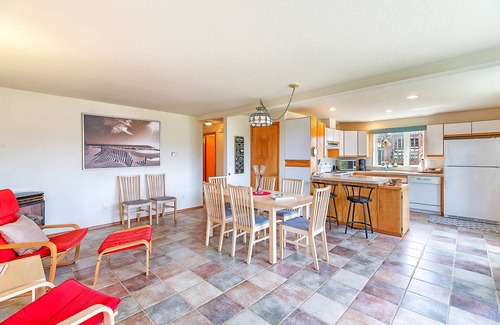 Copalis Beach Casa | Beachfront with loft & fireplace in Copalis Beach.