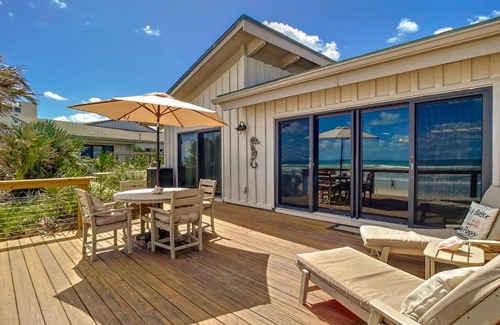 Sea Dunes Apartamento | Beachfront with large deck Pool Sea Dunes Sailfish A2