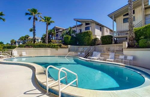 Sea Dunes Apartamento | Beachfront with large deck Pool Sea Dunes Sailfish A2