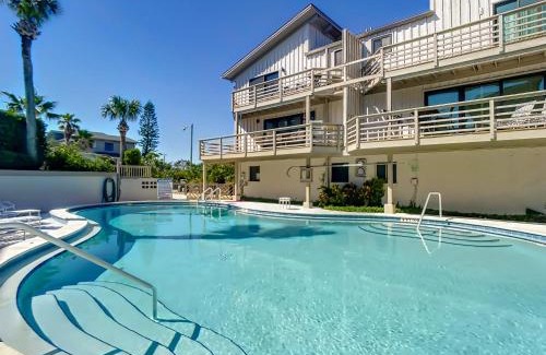 Sea Dunes Apartamento | Beachfront with large deck Pool Sea Dunes Sailfish A3