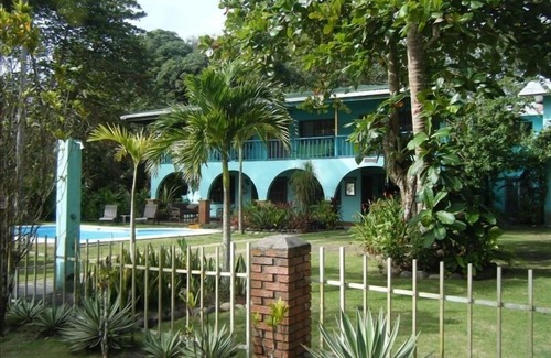 Esterillos Este Casa | Paraíso encontrado frente a la playa tranquila con piscina / gran casa familiar