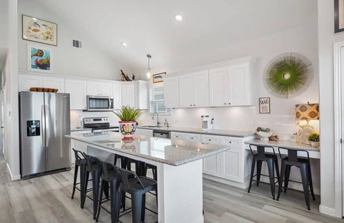 Gilchrist Casa | Beachfront3BR Steps to Sand Sleeps 10+Pet Friendly