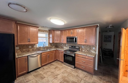 Oak Harbor Casa | "BEACHNUTS" -SPECTACULAR HOME ON LAKE ERIE ! 5 Beds 4 Full Baths Lots of Space