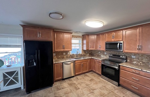 Oak Harbor Casa | "BEACHNUTS" -SPECTACULAR HOME ON LAKE ERIE ! 5 Beds 4 Full Baths Lots of Space