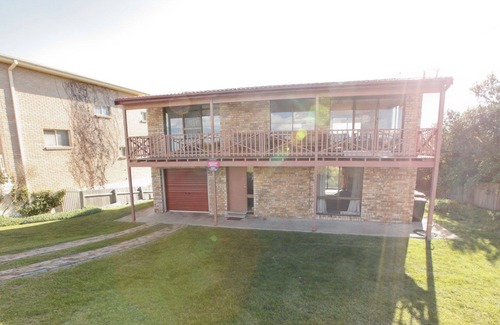 Bermagui Casa | BEACHSIDE: 39 Scenic Drive- Al otro lado de la playa, ¡céntrico y soleado!