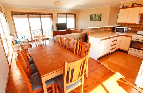 Bermagui Casa | BEACHSIDE: 39 Scenic Drive- Al otro lado de la playa, ¡céntrico y soleado!