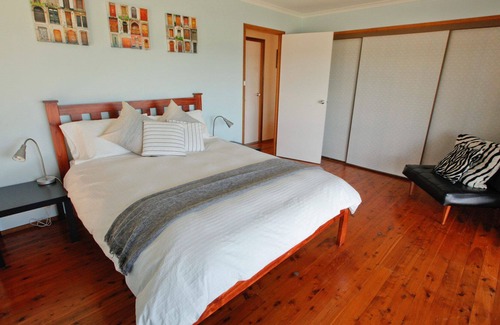 Bermagui Casa | BEACHSIDE: 39 Scenic Drive- Al otro lado de la playa, ¡céntrico y soleado!