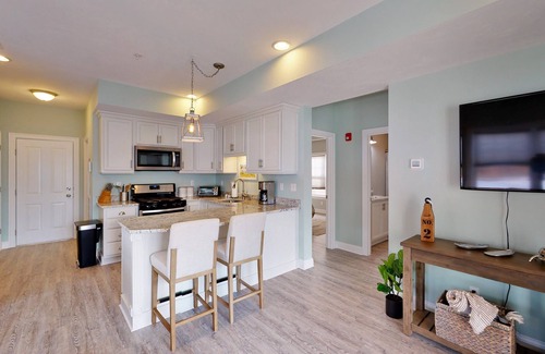 Old Orchard Beach Condominio | Beachside Abode 2B | One- block from Beach | Balcony | Bayley Vacation Rentals