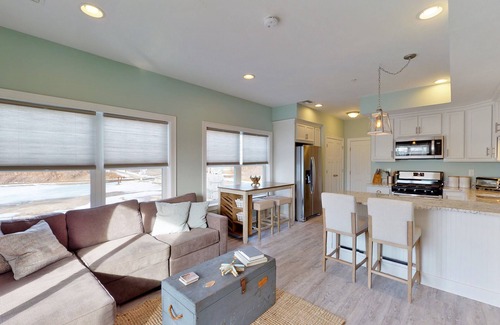 Old Orchard Beach Condominio | Beachside Abode 2B | One- block from Beach | Balcony | Bayley Vacation Rentals