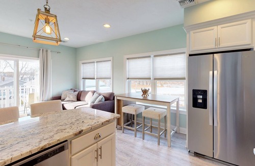 Old Orchard Beach Condominio | Beachside Abode 2B | One- block from Beach | Balcony | Bayley Vacation Rentals