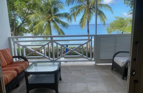 Old Trees Bay Apartamento | Beachside Apartment on Paynes Bay, St. James. West coast of Barbados.