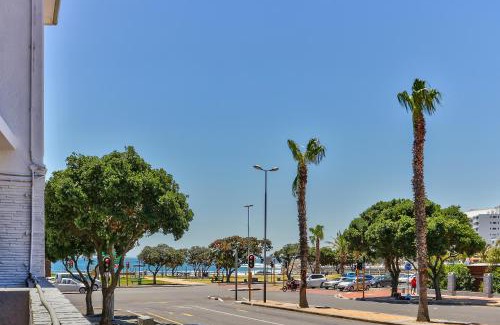 Three Anchor Bay Apartamento | Beachside Apt with Amazing Views and No Loadshedding