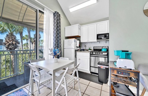 Crystal Beach Cabaña | Beachside Bungalow ~ Location! Crystal Beach, Destin ~ Steps to Beach & Pool