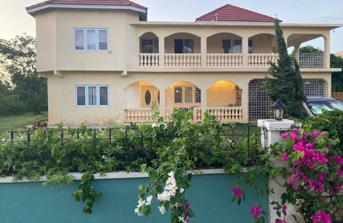 Silver Sands Apartamento | Beachside calm: Footsteps to the sand and sea