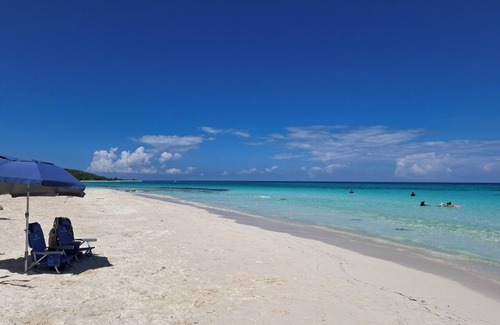 Silver Sands Apartamento | Beachside calm: Footsteps to the sand and sea