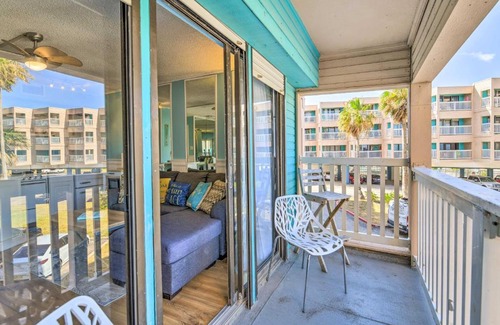 North Beach Apartamento | Beachside Corpus Christi Condo with Amenities!