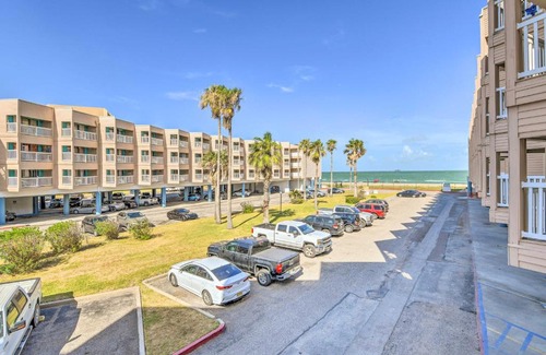 North Beach Apartamento | Beachside Corpus Christi Condo with Amenities!