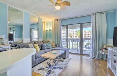 North Beach Apartamento | Beachside Corpus Christi Condo with Amenities!