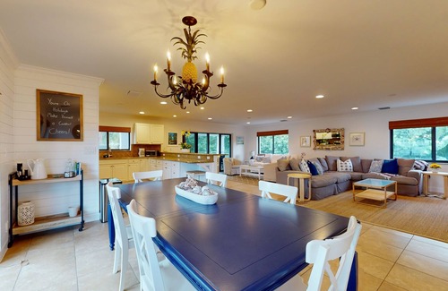 Juno Beach Apartamento | Beachside Escape with Designer Decor - Near Pelican Lake Path & Juno Pier