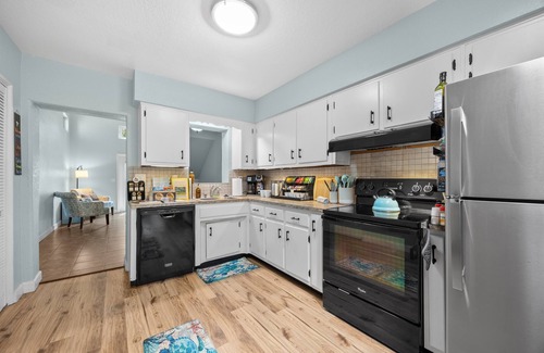 Cocoa Beach Cabaña | Sea Turtle-Mins to Beach, Pet Friendly, King Bed