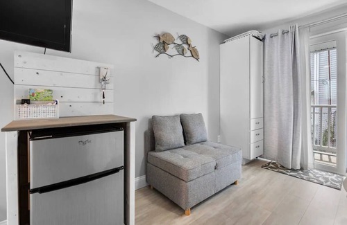 Hampton Condominio | Beachside Getaway - Steps to the Beach