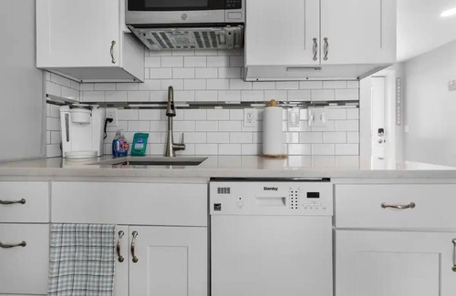 Hampton Condominio | Beachside Getaway - Steps to the Beach