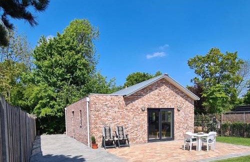 Baarland Casa | Beachside Getaway with Garden & barbecue