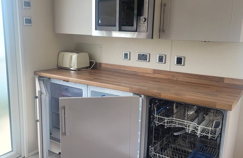 Morecambe Cabina | Beachside Holiday Retreat - Sleeps 6 & Parking
