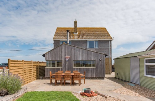 Lydd Casa | Beachside, nr Dungeness - family seaside home sleeps 8 with sea views