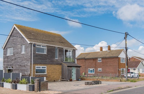 Lydd Casa | Beachside, nr Dungeness - family seaside home sleeps 8 with sea views