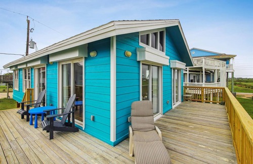 Bermuda Beach Casa | Beachside Pearl | Pet Friendly, Walk to the Sand