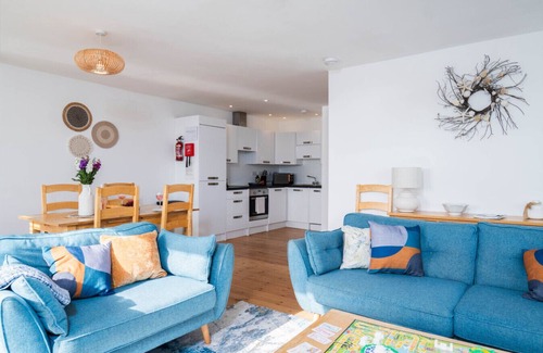 Praa Sands Casa | Beachside, Sea Views, Parking, Garden & log burner